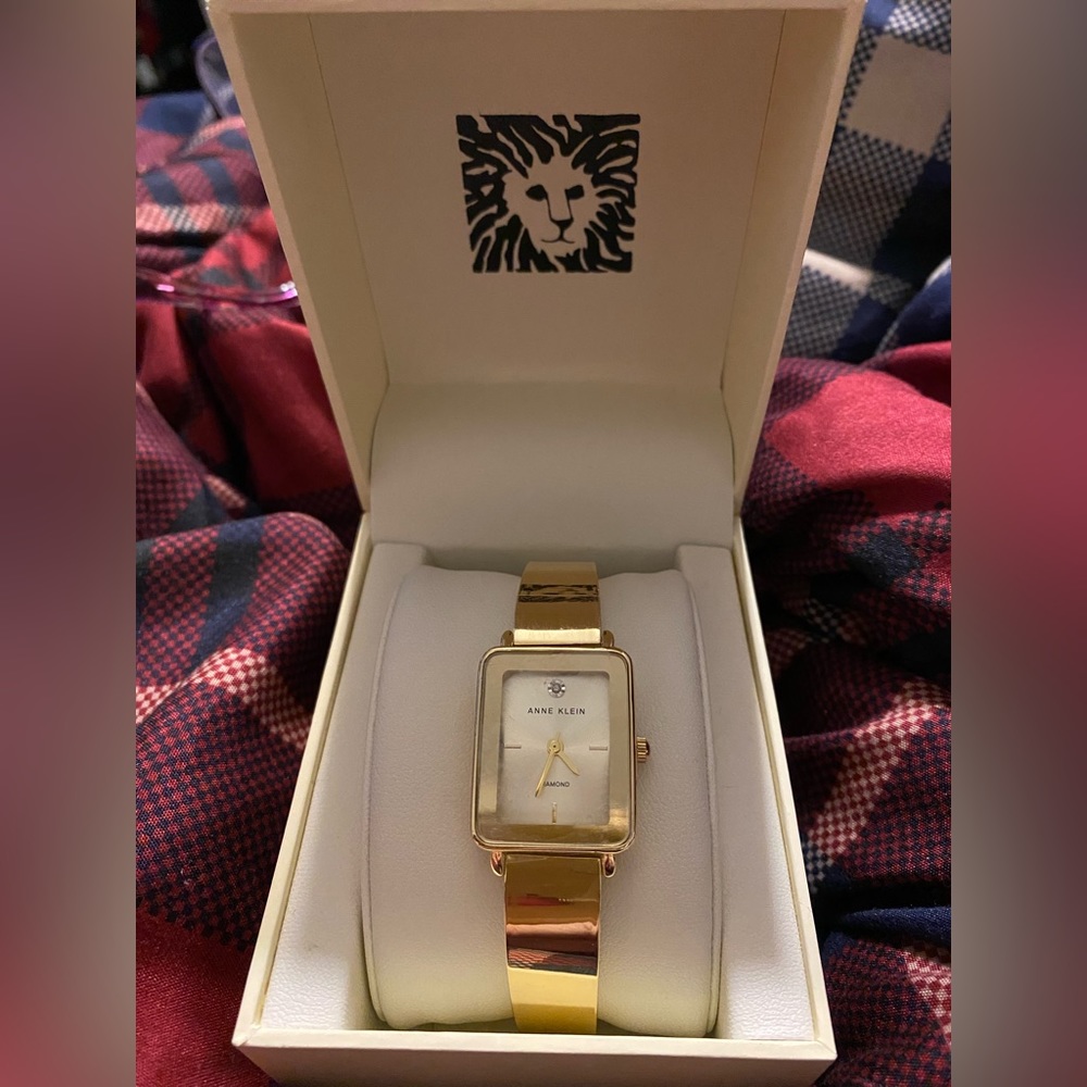 NWT Authentic Anne Klein gold tone alloy bangle bracelet w/Diamond